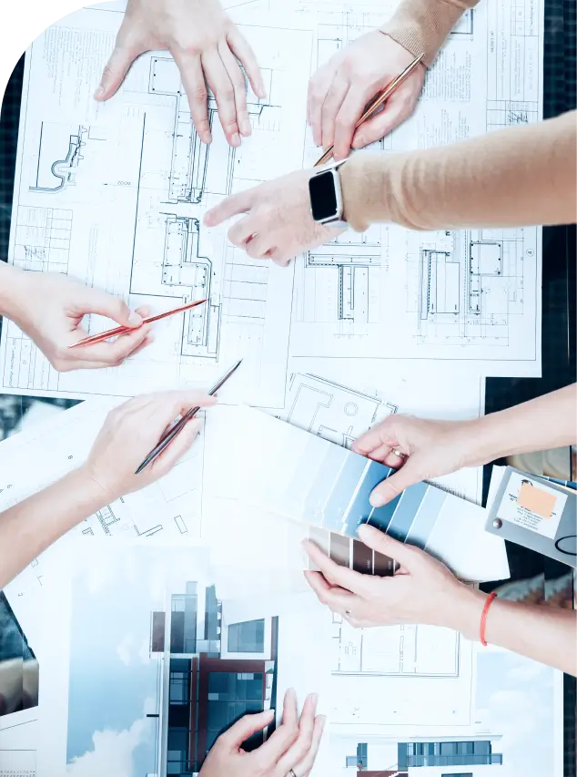 Imagem com mãos de pessoas com papeis na mesa